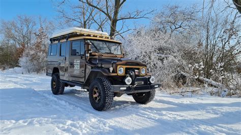 Teminė nuotrauka su Land Cruiser BJ45 variklio skyriumi, akcentuojanti techninius aspektus