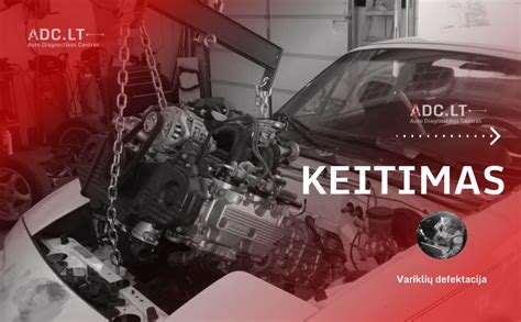 specialistas atlieka variklio diagnostiką su įranga