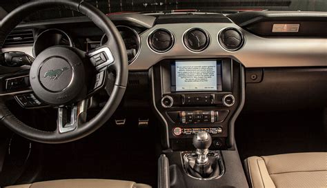 Ford Mustang interjeras su skaitmeniniu ekranu