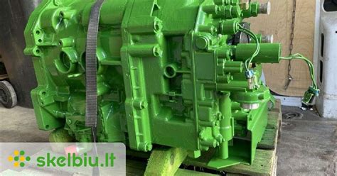 John Deere 8435 traktoriaus pavarų dėžės schema su pažymėtomis pagrindinėmis dalimis.
