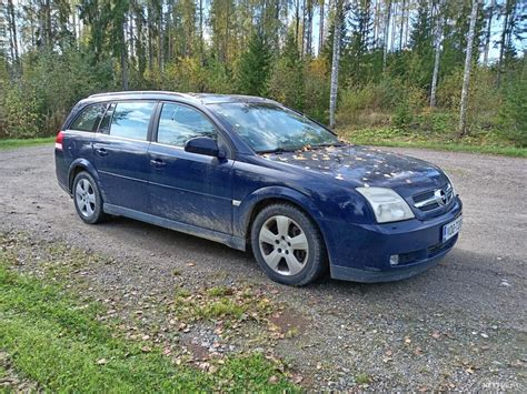 Nuotrauka: stipriai apgadintas automobilis Opel Vectra, galiniai ratai atsidūrę ties mašinos viduriu.