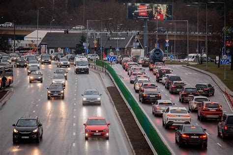 Tematinė iliustracija su dūmijančiu dyzeliniu automobiliu