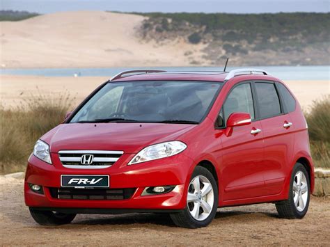 The Honda FR-V 2006 model, front 3/4 view