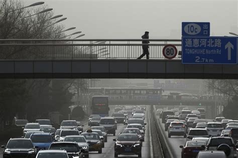 Teminė nuotrauka su dideliu automobilių srautu Kinijos mieste