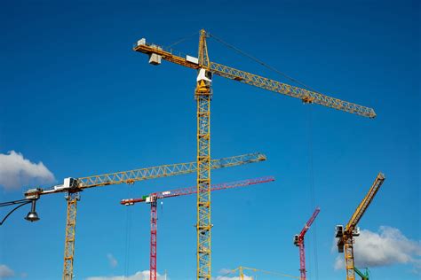 Iliustracija, vaizduojanti skirtingus kranų tipus: automobilinį, vikšrinį, bokštinį ir strėlinį.