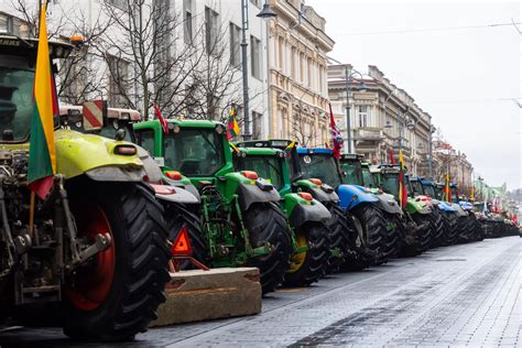 Teminė nuotrauka su traktoriumi ir padangomis