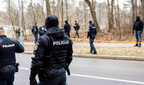Asociatyvi nuotrauka su policijos pareigūnais prie avarijos vietos