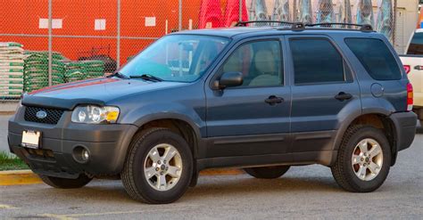 Ford Escape 2005 metų variklio skyriaus nuotrauka