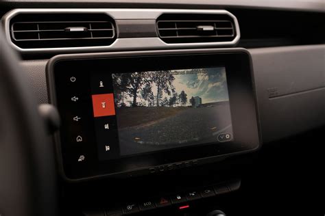 Dacia Duster interjero nuotrauka su multimedijos ekranu