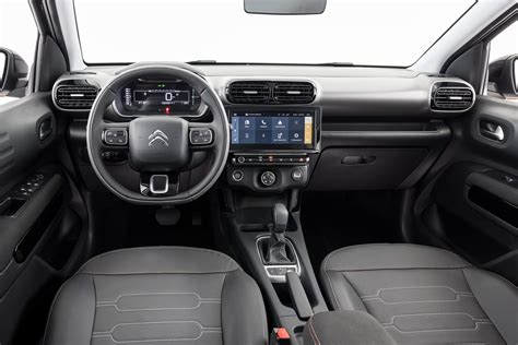 „Citroën C4 Cactus“ interjero nuotrauka, pabrėžianti sėdynes ir centrinį ekraną