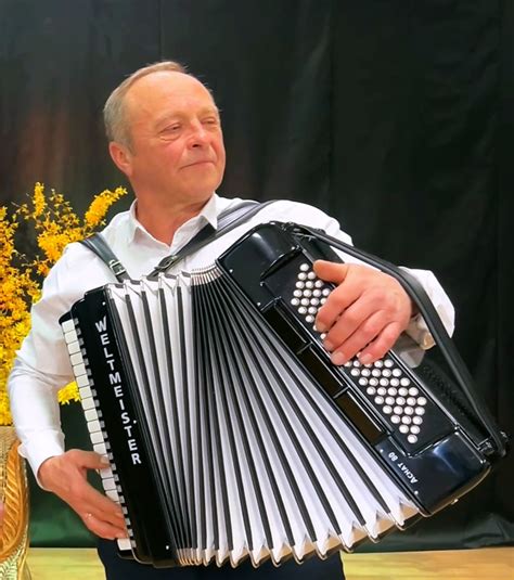 Tematinė nuotrauka: muzikantas, grojantis instrumentu