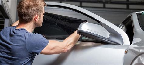 Vaizdas, iliustruojantis automobilio priekinių stiklų tamsinimo procesą arba galutinį rezultatą.