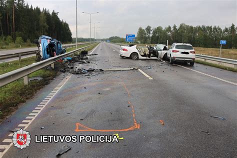 Avarijos Molėtų plente vieta su apvirtusiu vilkiku ir sudaužytu visureigiu