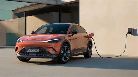 Teminis automobilio perdarymo į elektrinį nuotrauka
