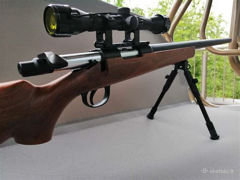 Airsoft snaiperio šautuvo su optika ir kojelėmis nuotrauka