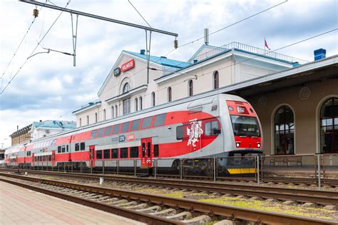 Tematinė nuotrauka: krovinių traukinys važiuojantis per kraštovaizdį
