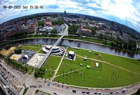 Vilniaus miesto panorama su matomais verslo centrais ir transportu
