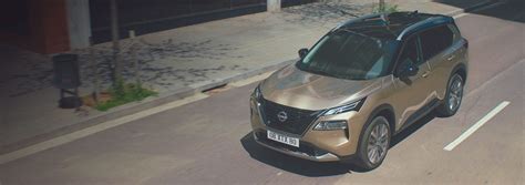 Nuotrauka, vaizduojanti kelis skirtingus Nissan modelius: miesto automobilį, SUV ir elektromobilį.