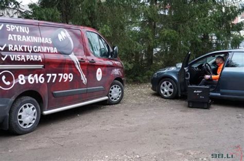 Tematinė nuotrauka: avarinis automobilio atrakinimas