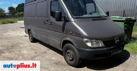 Įvairūs transporto priemonių tipai (krovininiai automobiliai, mikroautobusai, lengvieji automobiliai) kelyje
