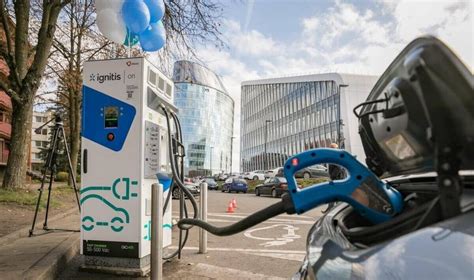 PlugShare programėlės ekranvaizdis su elektromobilių įkrovimo stotelių žemėlapiu