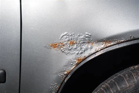 Vaizdas, iliustruojantis korozijos pažeistą automobilio detalę, susijusią su valytuvų mechanizmu