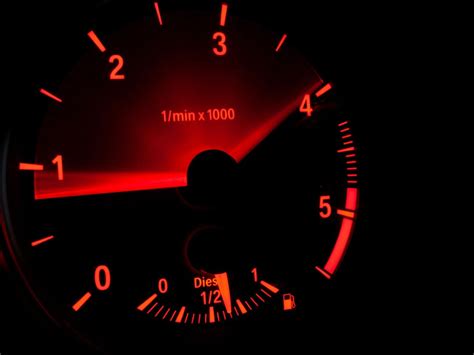 automobilio variklio apsukos ir kuro lygis bake