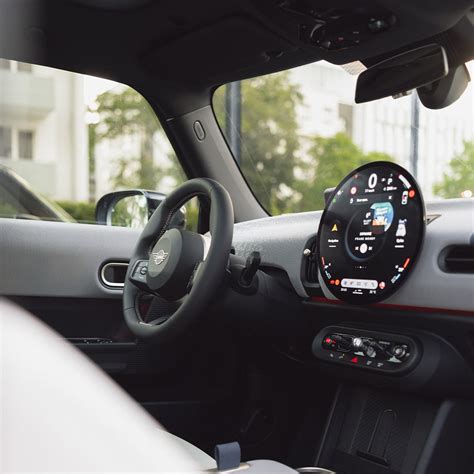 MINI Cooper interjero nuotrauka su OLED ekranu