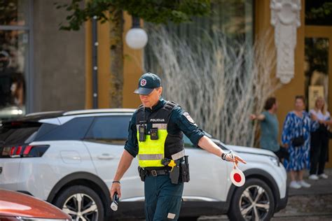 Infografika, vaizduojanti policijos reidų tikslus ir veikimo principus kelyje