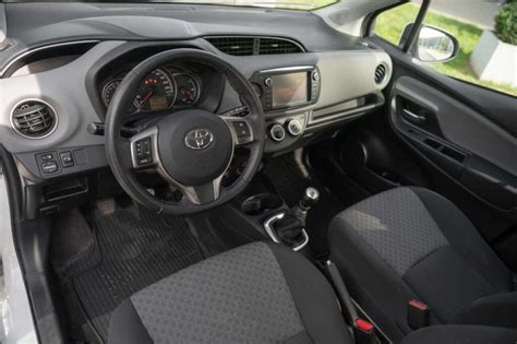 Vaizdinis palyginimas: Toyota Yaris interjeras ir išorė