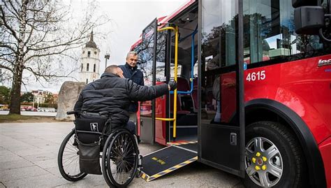 Teminė nuotrauka, vaizduojanti neįgalųjį, besinaudojantį viešuoju transportu