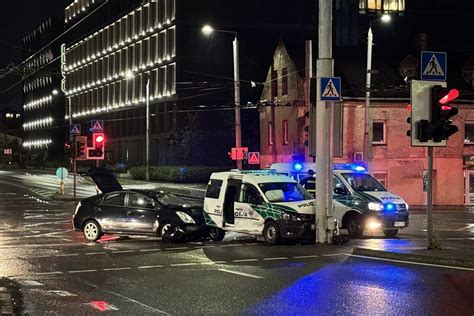 Policijos pareigūnų sulaikomas automobilis po avarijos