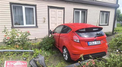 Automobilis, įsirėžęs į gyvenamojo namo sieną