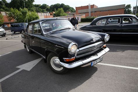 Juodai-balta nuotrauka su istoriniu Mitsubishi Model A automobiliu