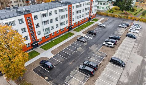 Automobilių salono aikštelė, kurioje atsiranda naujai įsigyta transporto priemonė