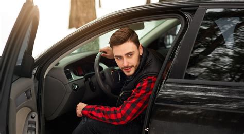 Thematinė nuotrauka: vairuotojas, laikantis ranką ant nugaros, sėdintis automobilyje