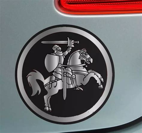 Tematinis automobilio logotipo ir įvairių automobilių spalvų koliažas