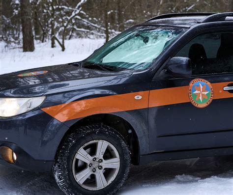 Tarnybinis automobilis su logotipu ant šono