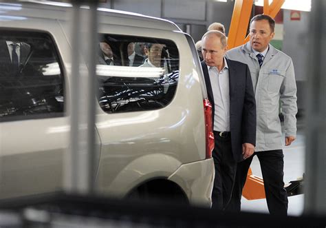 Srauto schema, iliustruojanti atsarginių dalių logistiką nuo KRONE sandėlių iki galutinio kliento