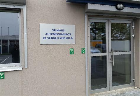 Pavyzdžiai informacinių lentelių, nurodančių stovėjimo apribojimus ir mokamus kelius