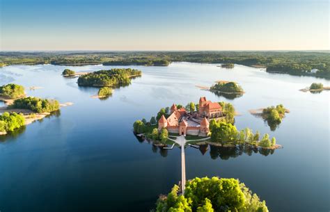 Teminė nuotrauka, atspindinti nedarbo statistiką arba teismo salę