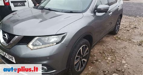 Nissan X-Trail priekinė dalis su V-motion grotelėmis