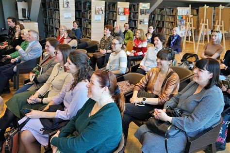 Tematinė nuotrauka su lankytojais bibliotekoje
