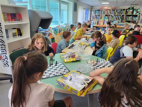 Vaikai dalyvauja edukacinėje veikloje bibliotekoje