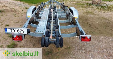 Schema, kaip gali būti modifikuota priekabos bazė valčiai transportuoti, su nurodytais matmenimis ir elementais.