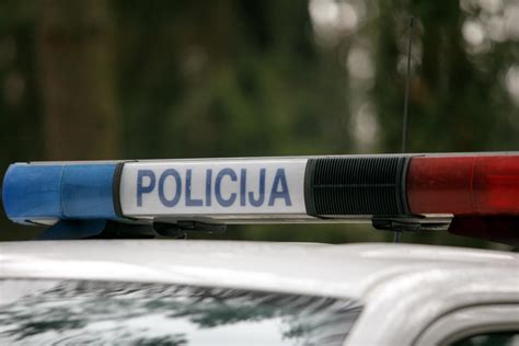 Tematinė nuotrauka: žmogus naršo internete ieškodamas automobilių nuomos pasiūlymų