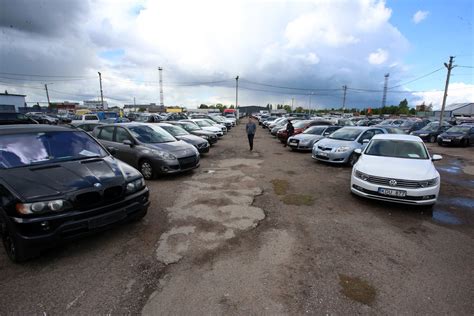 Plungės automobilių aikštelė su daugybe skirtingų markių naudotų automobilių