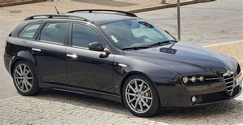 Alfa Romeo 159 Q4 versijos iliustracija, pabrėžianti visų ratų pavaros sistemą