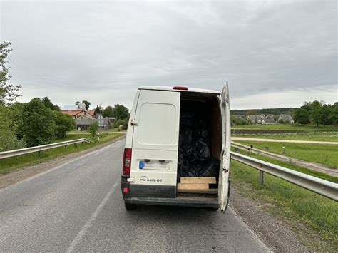 Mikroautobusas su kontrabandinėmis cigaretėmis