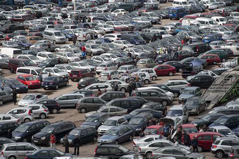 Automobilių turgaus panorama Latvijoje